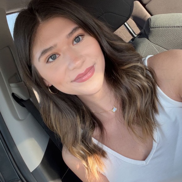 Meet your Posher, Lauren - Picture 2 of 3